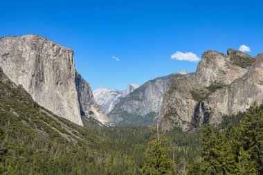 Kaliforniya 'daki Yosemite Ulusal Parkı' nın güzel bir manzarası var.