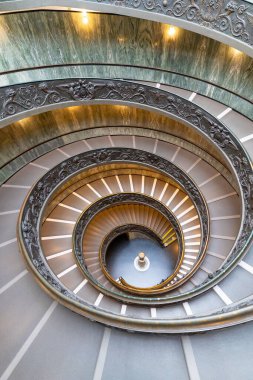 Vatikan Müzelerinin çıkış merdivenleri.