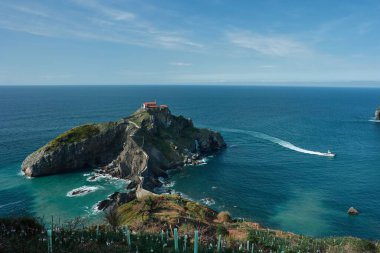 İspanya 'daki Gaztelugatxe adasının güzel manzarası. Arka planda mavi bir deniz var.