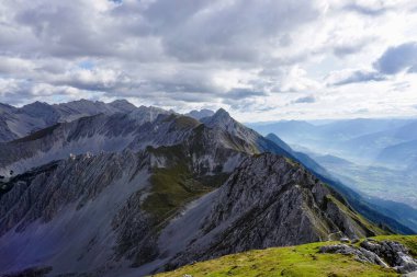 Karlı dağların ve bulutların güzel manzarası üzerlerinde