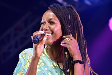 Bristol Harbour Festivali, Bristol Amfitiyatrosu, Bristol, İngiltere 'de Nil Rodgers ve Chic performanslarını sergilediler. 13 Temmuz 2022.