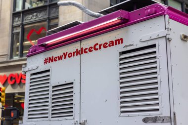 Üzerinde New York Dondurması yazan mor ve gri bir dondurma kamyonunun parçası..