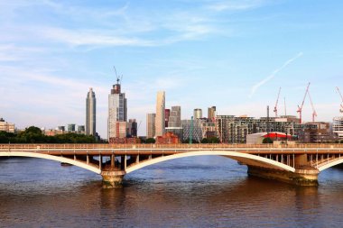 Vauxhall gökdelenleri ve Londra Chelsea Köprüsü 'nün gün batımı manzarası