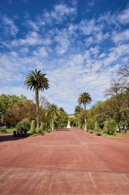 İspanya 'nın Bilbao kentindeki güzel Bayan Casilda Iturrizar parkının arka planda açık mavi bir görüntüsü.