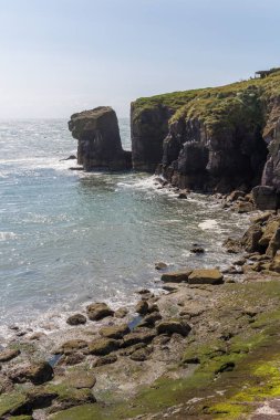 Denizde kayalık kayalıklardan oluşan dikey bir manzara