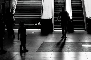Bükreş 'teki Universitate Square metro istasyonundaki insanların gri ölçekli bir görüntüsü