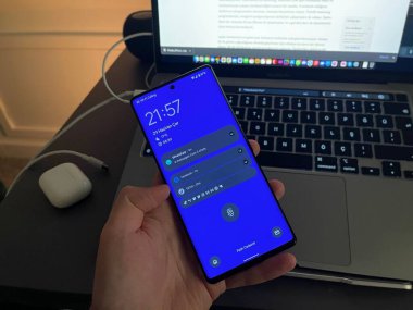 Telefonun insan eliyle kapatılması uygulamaları kontrol eder ve Google Pikseli 6 Pro, Macbook Pro M1 ve Airpod Pro, 29 Haziran 2022