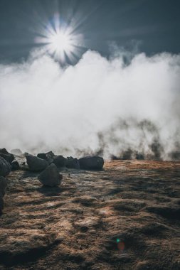 İzlanda 'daki termal bacadan çıkan buhar.