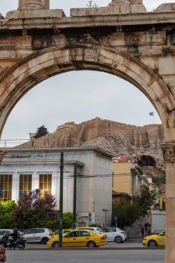 Arka planda Adriano Kemeri 'nden Akropolis' in dikey görüntüsü