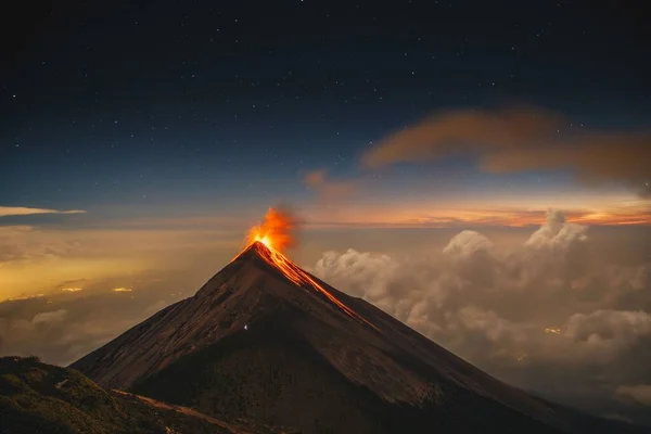 火地岛火山日落后的一枪 造成了巨大的喷发 — 图库照片