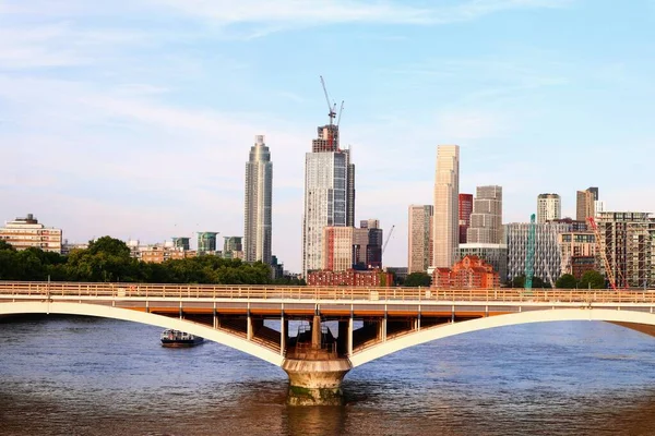 Een Zonsondergang Uitzicht Vauxhall Wolkenkrabbers London Chelsea Bridge — Stockfoto