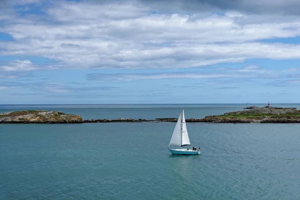 一艘游艇航行在爱尔兰海Coliemore港和Dalkey岛之间的水域 — 图库照片