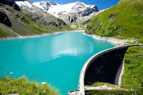 Přehrada Vodou Rakouských Alpách Horami Pozadí — Stock fotografie