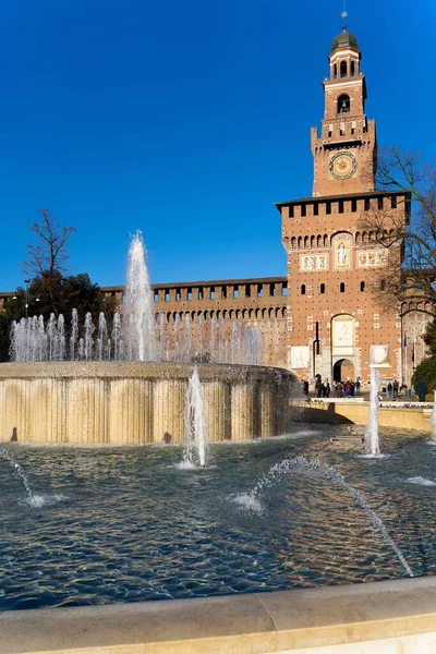 Vertical Shot Sforzesco Castle Surrounded Fountains Blue Bright Sky — Stock Photo, Image