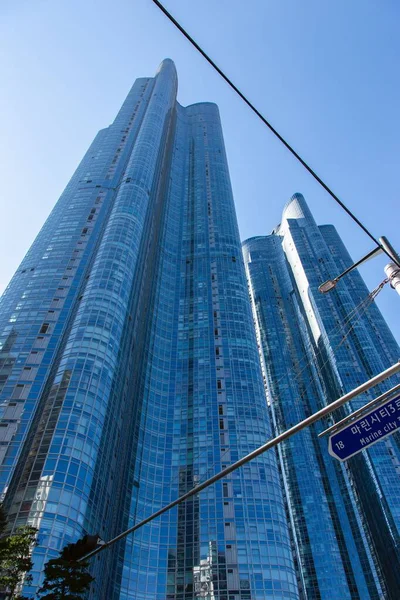 釜山の青い空に現代的な高層ビル韓国 — ストック写真