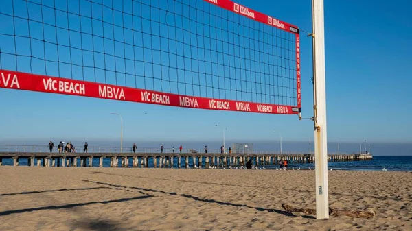 Volleyball Net Empty Beach People Walking Pier Background — Stock Photo, Image