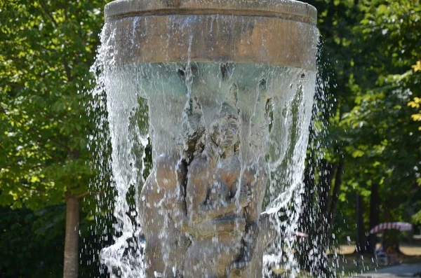 Primer Plano Una Fuente Cascada Una Estatua Parque Día Soleado — Foto de Stock