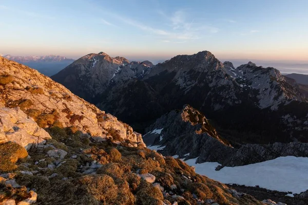 Pittoreske Zonsopgang Van Een Alpiene Vallei Karavanke Bergketen Begunjscica 2060M — Stockfoto