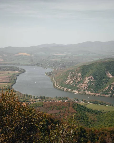 一条被青山环绕的河流纵断面 Nagymaros Pest County Hungary — 图库照片