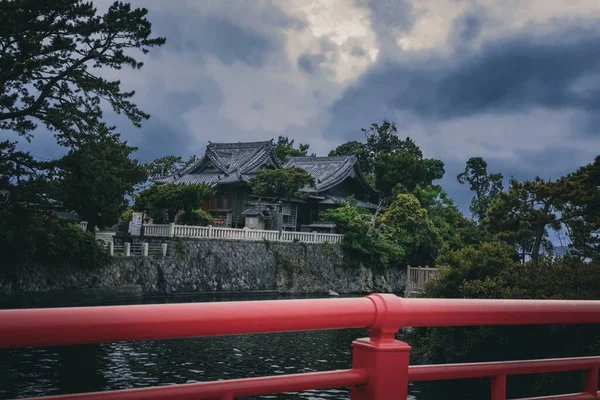 Gyönyörű Kilátás Nyílik Egy Japán Kúriára Folyó Közelében Egy Felhős — Stock Fotó