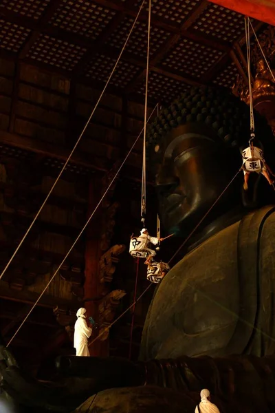 土大寺僧人是土大寺僧人清洁佛像的活动 — 图库照片