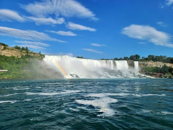 Uma Paisagem Das Majestosas Cataratas Niágara Ontário Canadá Com Pequeno — Fotografia de Stock