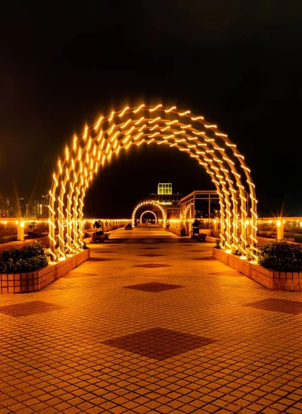 Tiro Vertical Dos Arcos Iluminados Longo Porto Kowloon Hong Kong — Fotografia de Stock