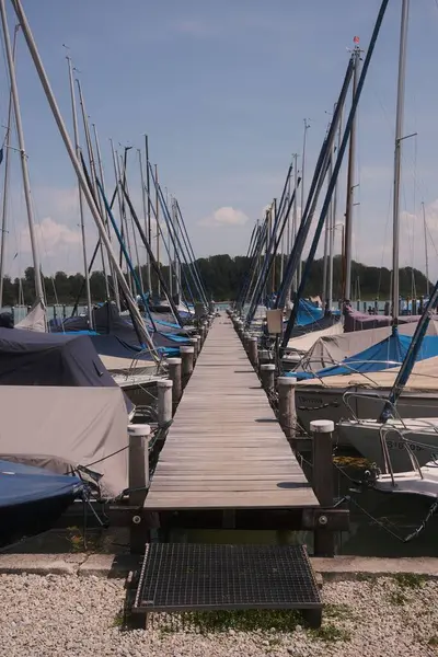 Colpo Verticale Barche Vela Molo Del Circolo Velico Breitbrunn Chiemsee — Foto Stock