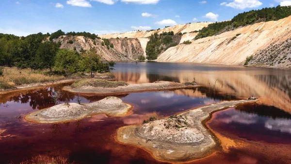 Piękny Krajobraz Czerwonego Jeziora Skalistym Terenie Rano — Zdjęcie stockowe