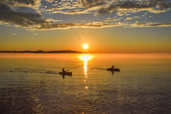 Une Silhouette Bateaux Sur Lac Coucher Soleil — Photo