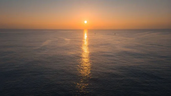 Ein Malerischer Sonnenuntergang Oder Sonnenaufgang Über Dem Meer — Stockfoto