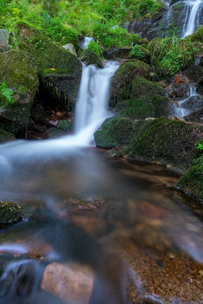 Tiro Vertical Uma Cachoeira Nas Rochas Musgosas — Fotografia de Stock