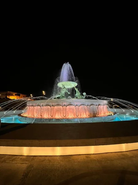 Ein Beleuchteter Wasserbrunnen Der Nacht — Stockfoto
