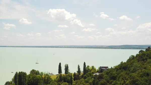 从空中俯瞰巴拉顿湖 美丽的湖景和港口全景 匈牙利巴拉顿湖蒂哈尼 — 图库照片