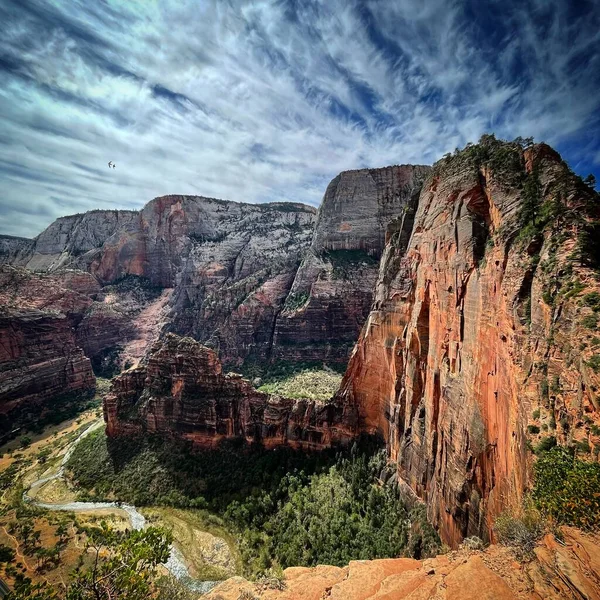 Meleklerin Büyüleyici Manzarası Utah Taki Zion Ulusal Parkı Nda Bulutlu — Stok fotoğraf