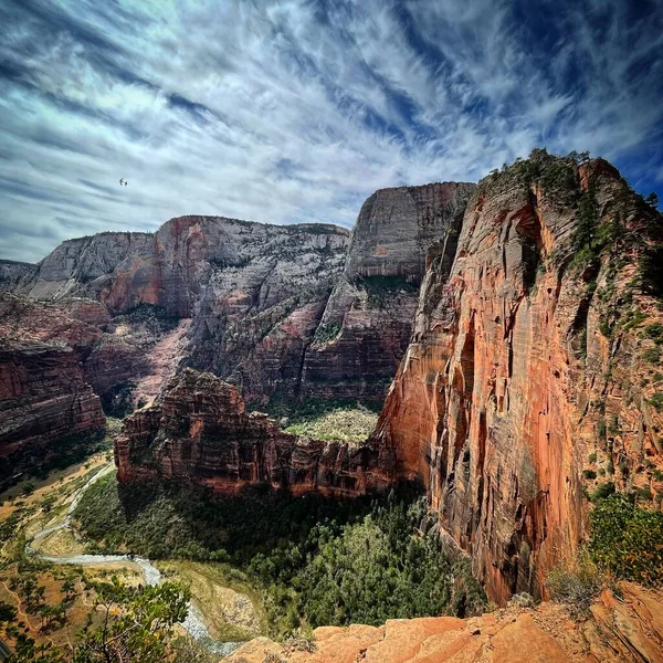 Uma Vista Hipnotizante Angels Landing Sob Lindo Céu Nublado Parque — Fotografia de Stock