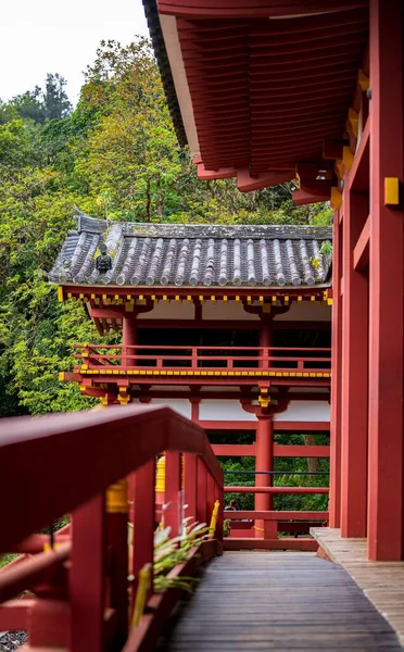 Shinto Mimarisi Tarzında Kırmızı Tapınakların Dikey Çekimi — Stok fotoğraf