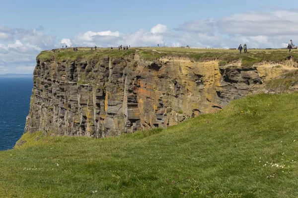 Gruppo Turisti Che Cammina Sulla Cima Delle Scogliere Moher Burren — Foto Stock