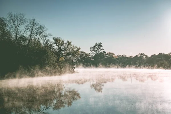 Uma Vista Panorâmica Lago Com Reflexo Árvores — Fotografia de Stock