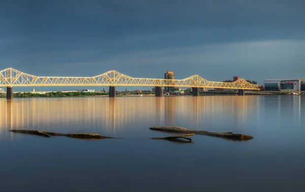 Krásný Záběr Osvětlený Most Přes Vodu Louisville — Stock fotografie