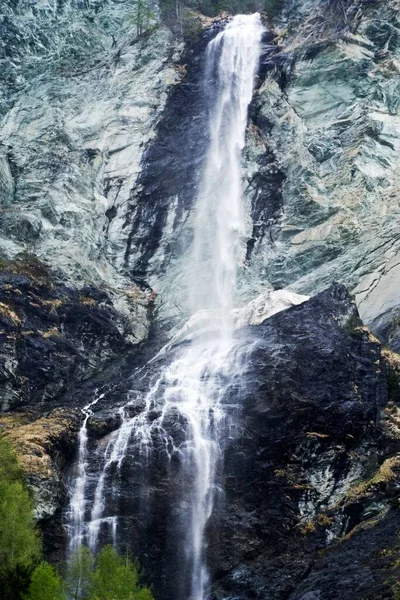 从灰色的悬崖上流下的小瀑布的风景 — 图库照片