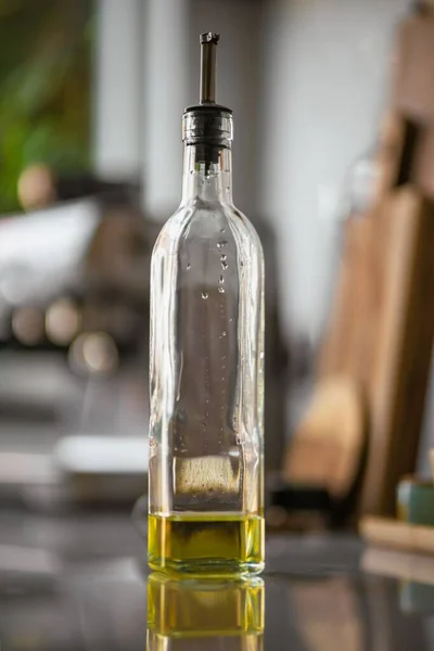 Penutup Vertikal Dari Botol Yang Hampir Kosong Dengan Minyak Zaitun — Stok Foto