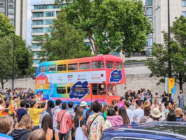 Eine Menschenmenge Marschiert Bei Der Pride Parade 2022 Durch Den — Stockfoto