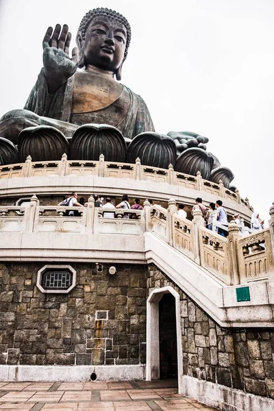 Buda heykelinin düşük açılı bir görüntüsü.