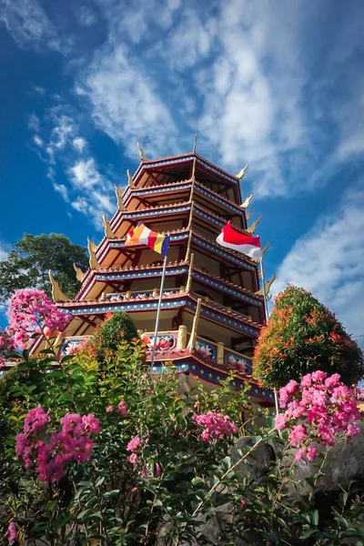 Plano Vertical Ángulo Bajo Pagoda Nusantara Las Colinas Rebo —  Fotos de Stock