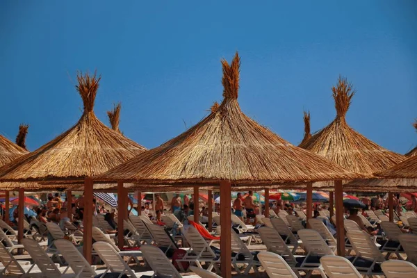 Słomkowe Pawilony Leżakami Plaży Rumunia — Zdjęcie stockowe