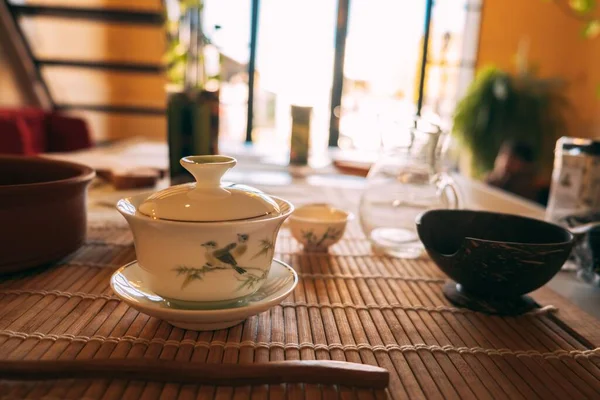 Bir kafede çay içmek için Çin fincanlarının yakın çekimi.