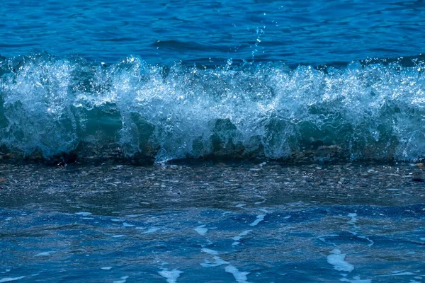 Океанские Волны Разбиваются Песчаном Пляже Морские Волны Разбиваются Берегу Концепция — стоковое фото