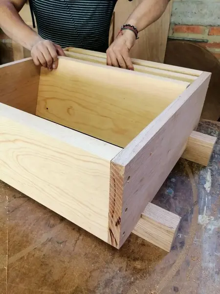 Plano Vertical Carpintero Anónimo Diseñando Mueble — Foto de Stock