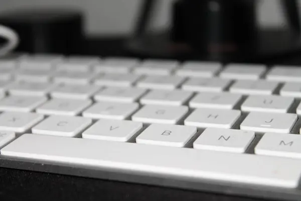 コンピュータの白いシンプルなキーボードのキーの閉鎖 — ストック写真